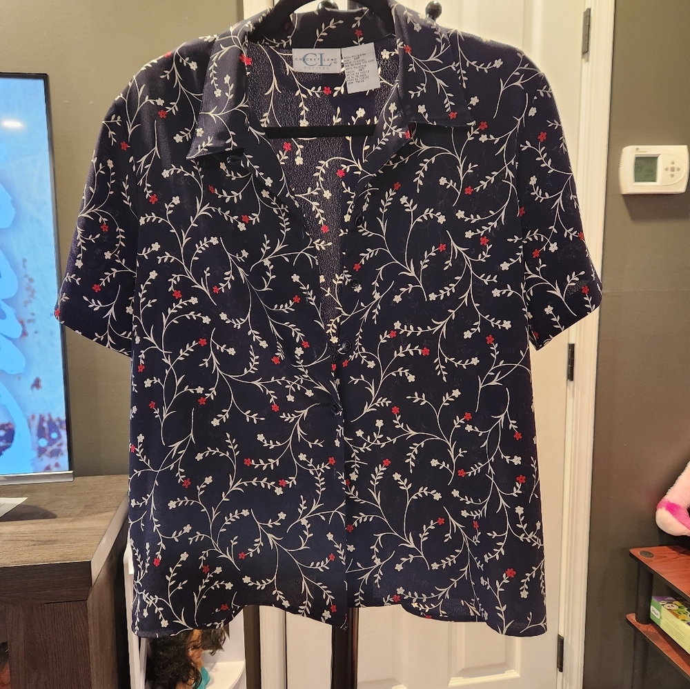 Crickets Lane 14p short sleeve button down black/white/red floral print blouse